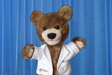 Doktor Teddy mit Vorhang