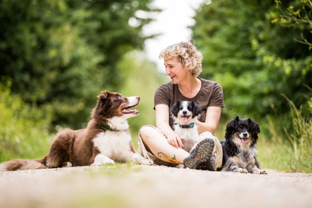 Das Bild zeigt Prof. Dr. Silke Schworm mit ihren Hunden.