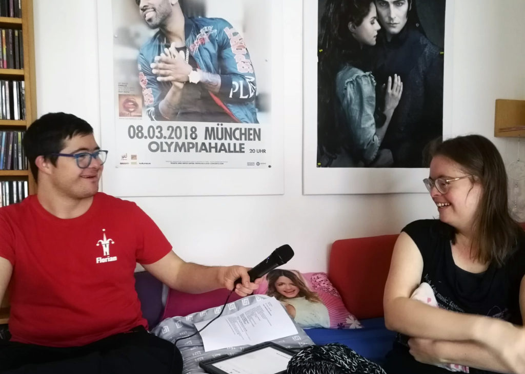 Florian G. und Mara S. bei Aufnahmen für den Podcast Wohnen all inklusiv