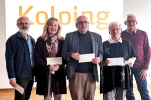 Johann Lobinger von der Bastelgruppe. (rechts außen im Bild)